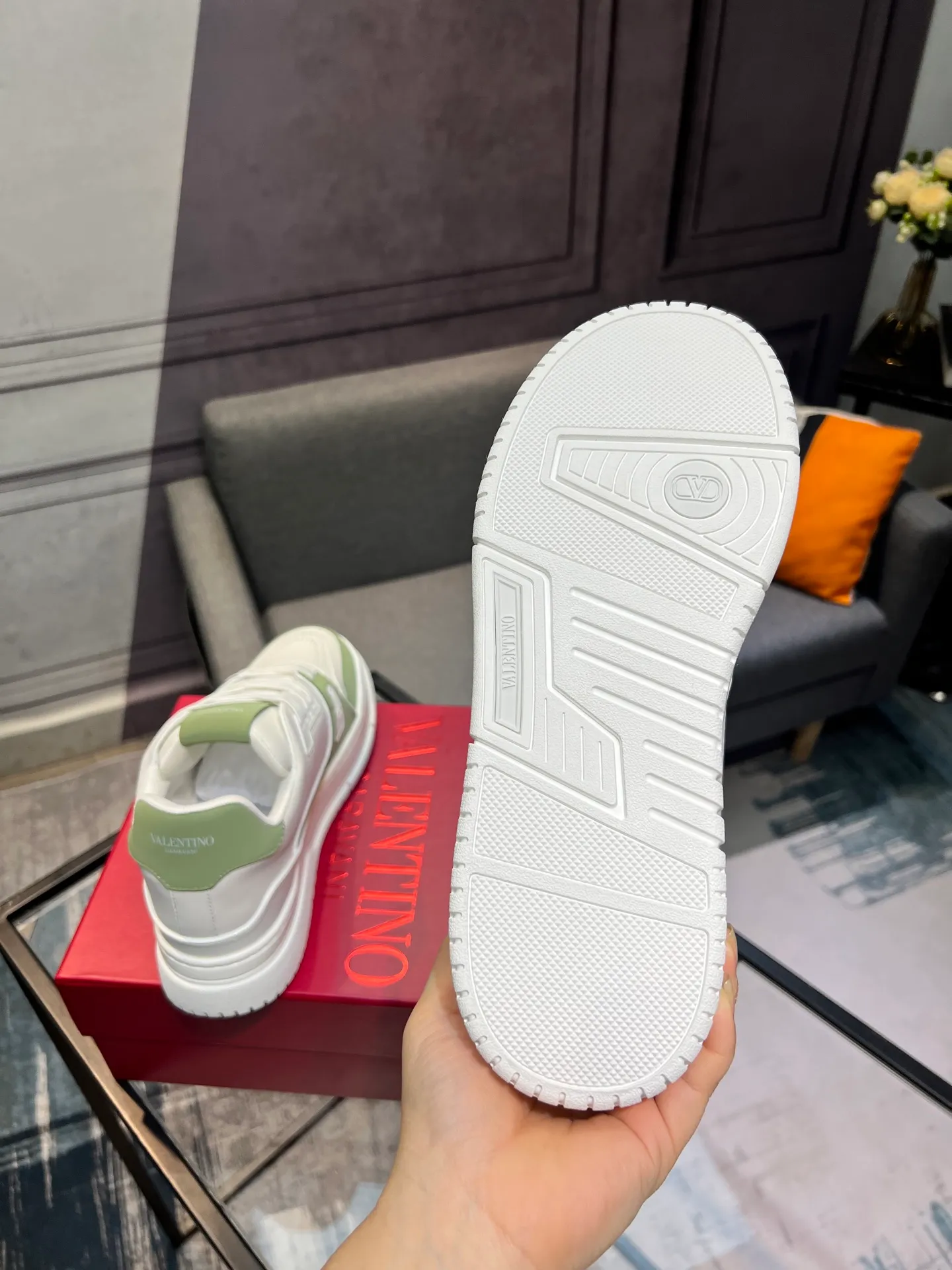 Men's Men's Shoes 💰660 Valentino 2023 early autumn new star shoes are now online! Wang Hedi and Ren Jialun have been worn by many celebrities. Who can refuse the same couple shoes as Wang Hedi! The design of Stars Stab My Heart is cool and spicy. The material of the shoes is cowhide, and every color is beautiful! Size 35-40, men’s size 39-44 (women’s 41, men’s 38, 45🉑️customized)